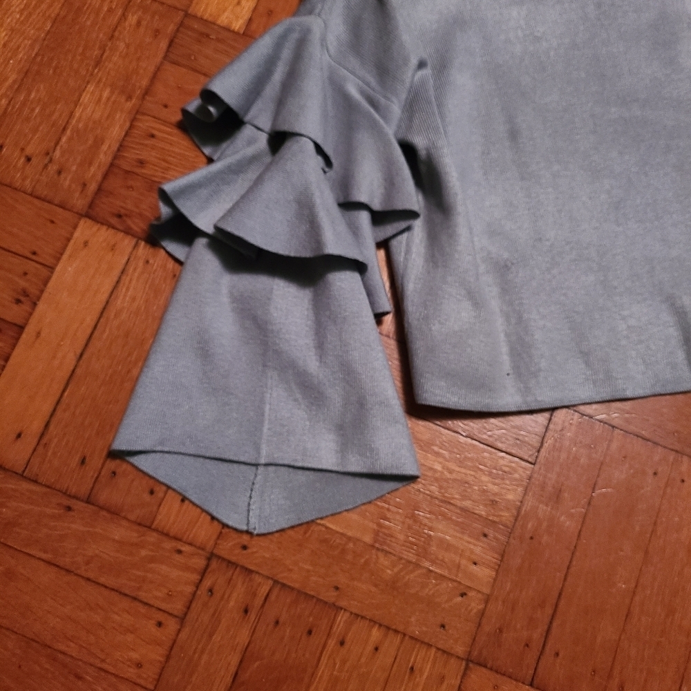 Long sleeve ruffle crop top Hp🔥🔥🔥 - Picture 3 of 5